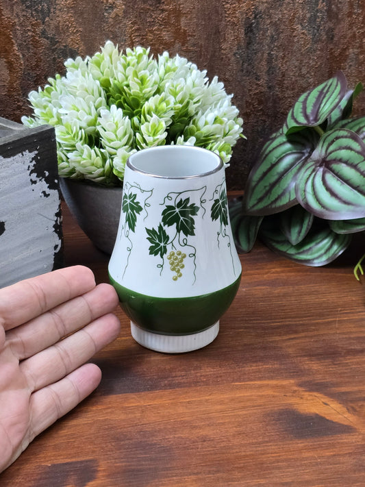 Vintage Porzellan Vase oder Deko-Becher von Spechtsbrunn mit grünem Weinlaubdekor, silberfarbenem Rand und klassischer DDR-Formgebung.