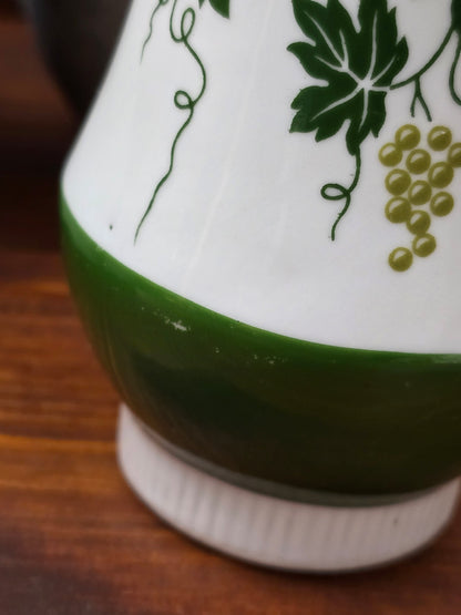 Vintage Porzellan Vase oder Deko-Becher von Spechtsbrunn mit grünem Weinlaubdekor, silberfarbenem Rand und klassischer DDR-Formgebung.