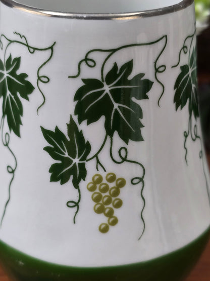 Vintage Porzellan Vase oder Deko-Becher von Spechtsbrunn mit grünem Weinlaubdekor, silberfarbenem Rand und klassischer DDR-Formgebung.