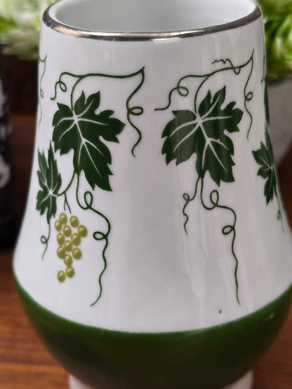 Vintage Porzellan Vase oder Deko-Becher von Spechtsbrunn mit grünem Weinlaubdekor, silberfarbenem Rand und klassischer DDR-Formgebung.