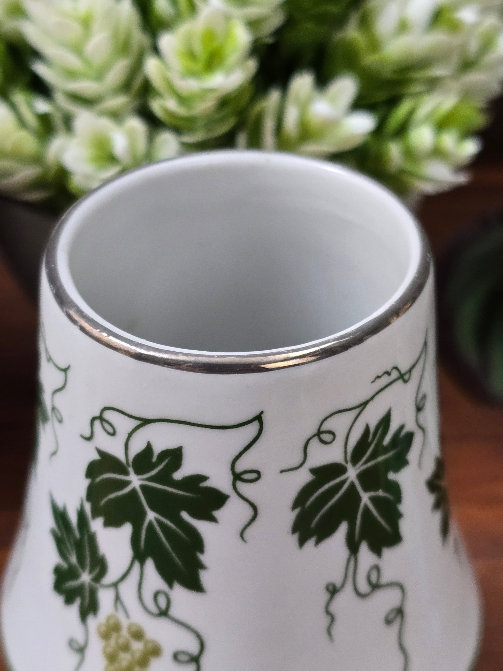 Vintage Porzellan Vase oder Deko-Becher von Spechtsbrunn mit grünem Weinlaubdekor, silberfarbenem Rand und klassischer DDR-Formgebung.