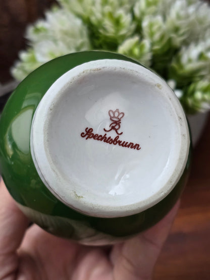 Vintage Porzellan Vase oder Deko-Becher von Spechtsbrunn mit grünem Weinlaubdekor, silberfarbenem Rand und klassischer DDR-Formgebung.