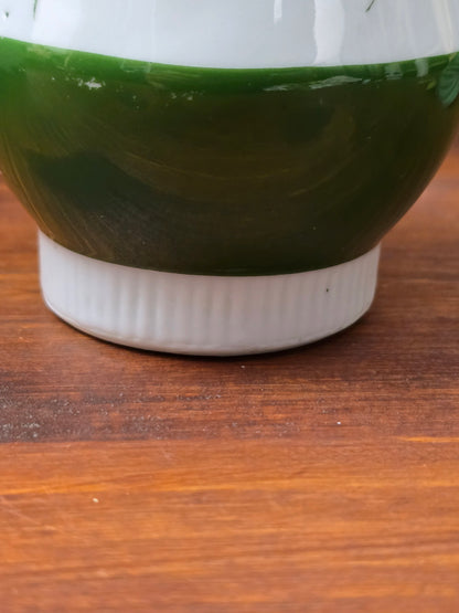 Vintage Porzellan Vase oder Deko-Becher von Spechtsbrunn mit grünem Weinlaubdekor, silberfarbenem Rand und klassischer DDR-Formgebung.