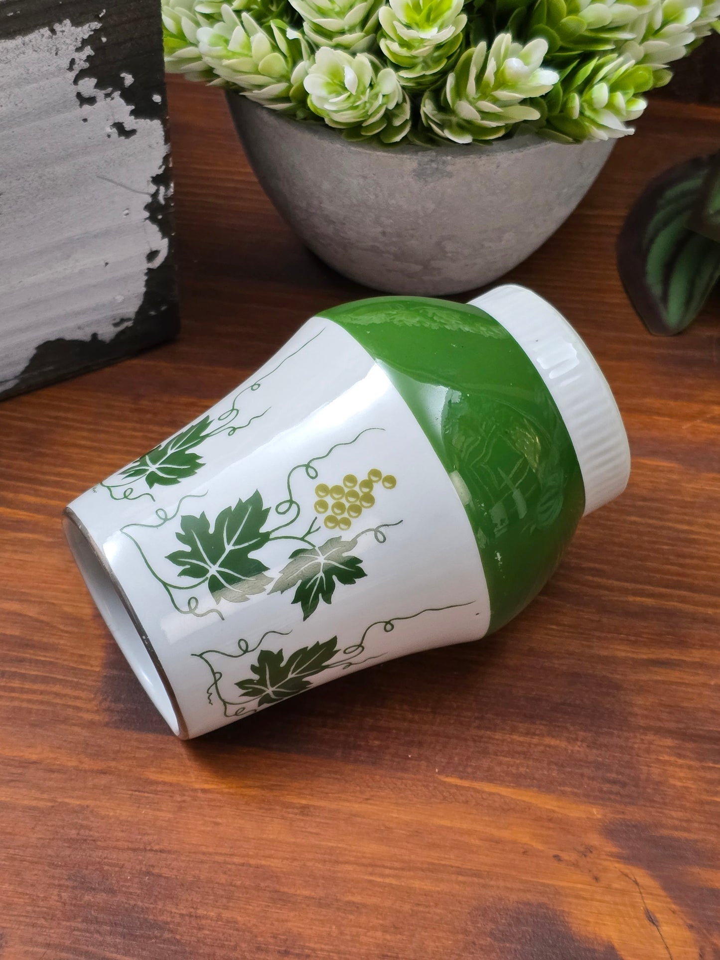 Vintage Porzellan Vase oder Deko-Becher von Spechtsbrunn mit grünem Weinlaubdekor, silberfarbenem Rand und klassischer DDR-Formgebung.
