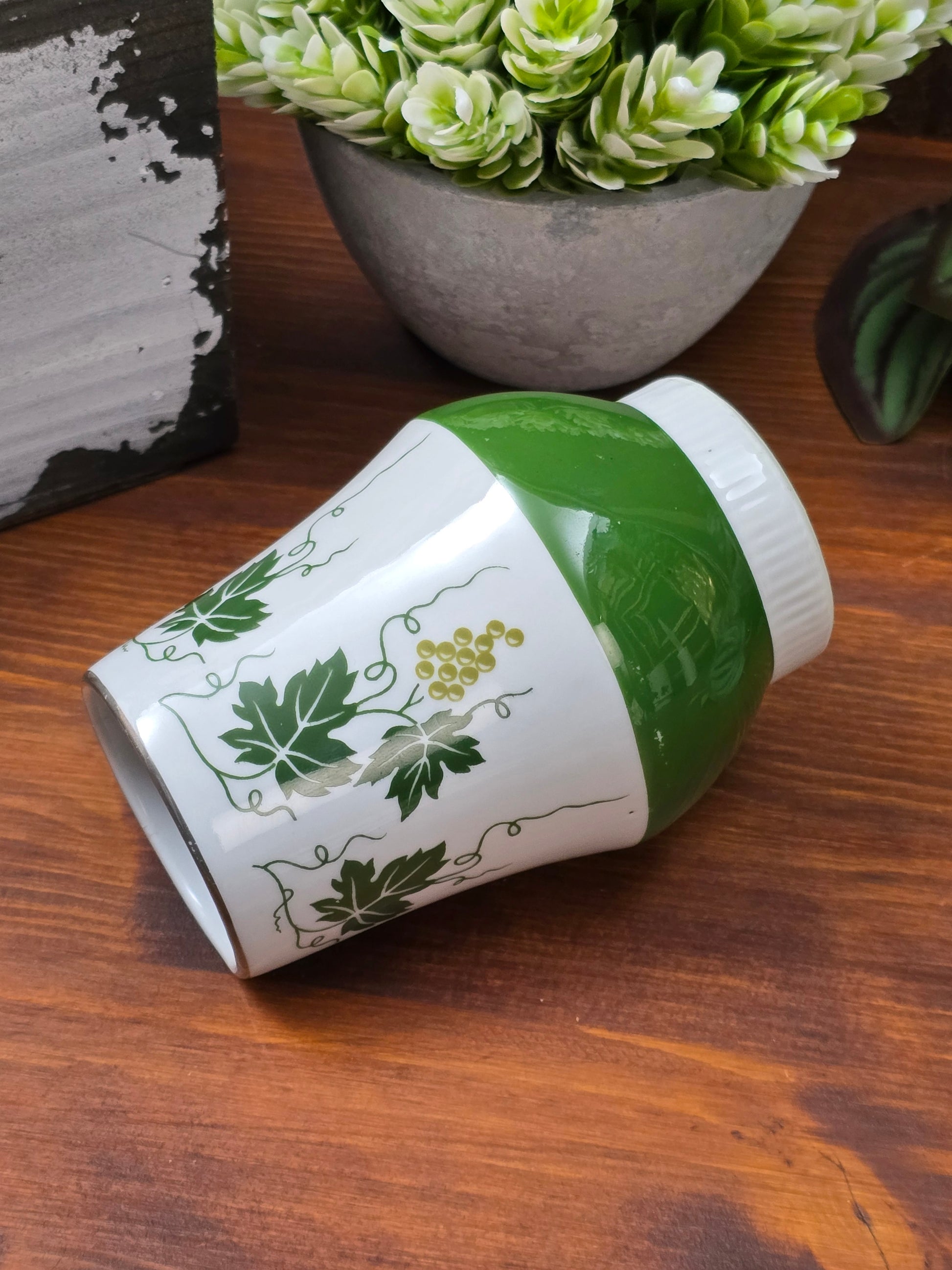 Vintage Porzellan Vase oder Deko-Becher von Spechtsbrunn mit grünem Weinlaubdekor, silberfarbenem Rand und klassischer DDR-Formgebung.