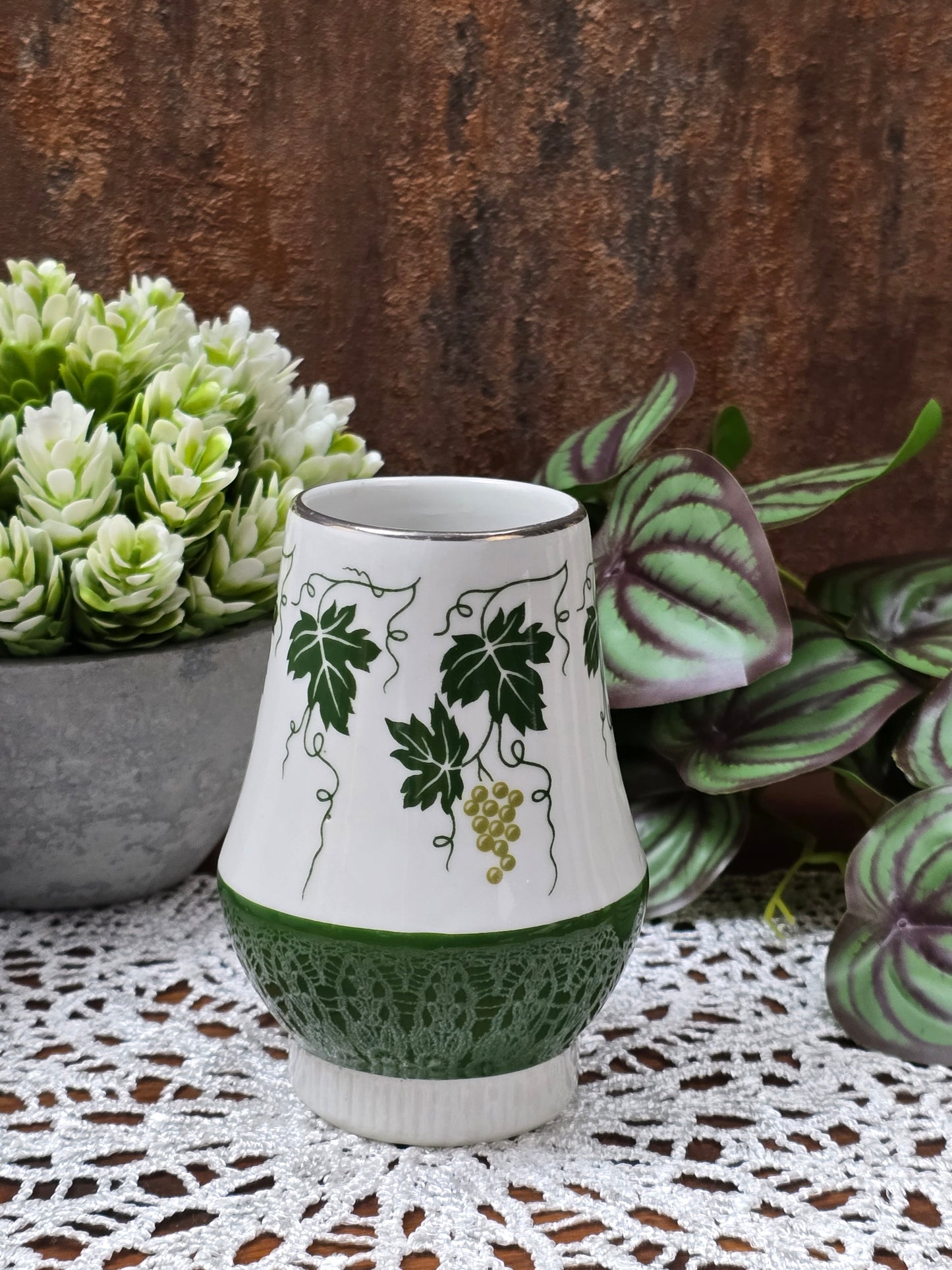 Vintage Porzellan Vase oder Deko-Becher von Spechtsbrunn mit grünem Weinlaubdekor, silberfarbenem Rand und klassischer DDR-Formgebung.