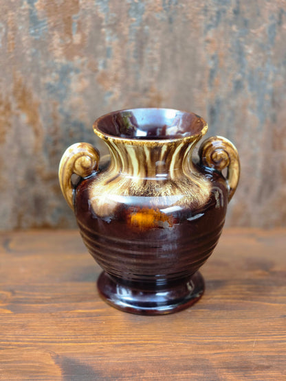 Vintage Jasba Vase aus glasiertem Steinzeug in Braun-Beige mit Laufglasur und zwei Henkeln, 15 cm hoch, dekorativ für Zweige und Trockenblumen.