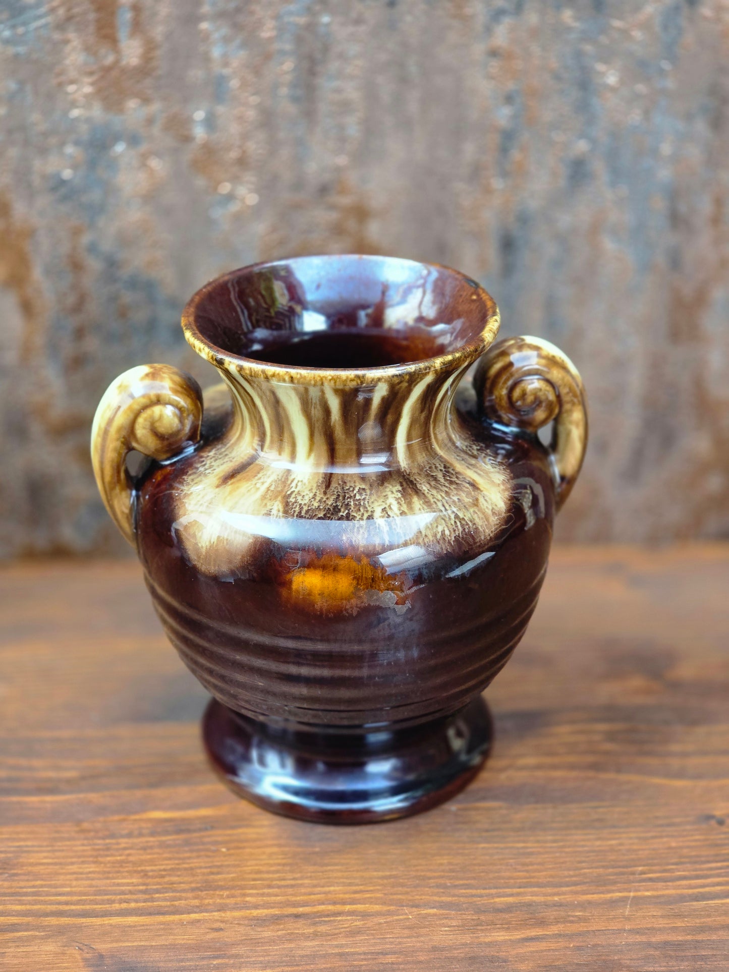 Vintage Jasba Vase aus glasiertem Steinzeug in Braun-Beige mit Laufglasur und zwei Henkeln, 15 cm hoch, dekorativ für Zweige und Trockenblumen.