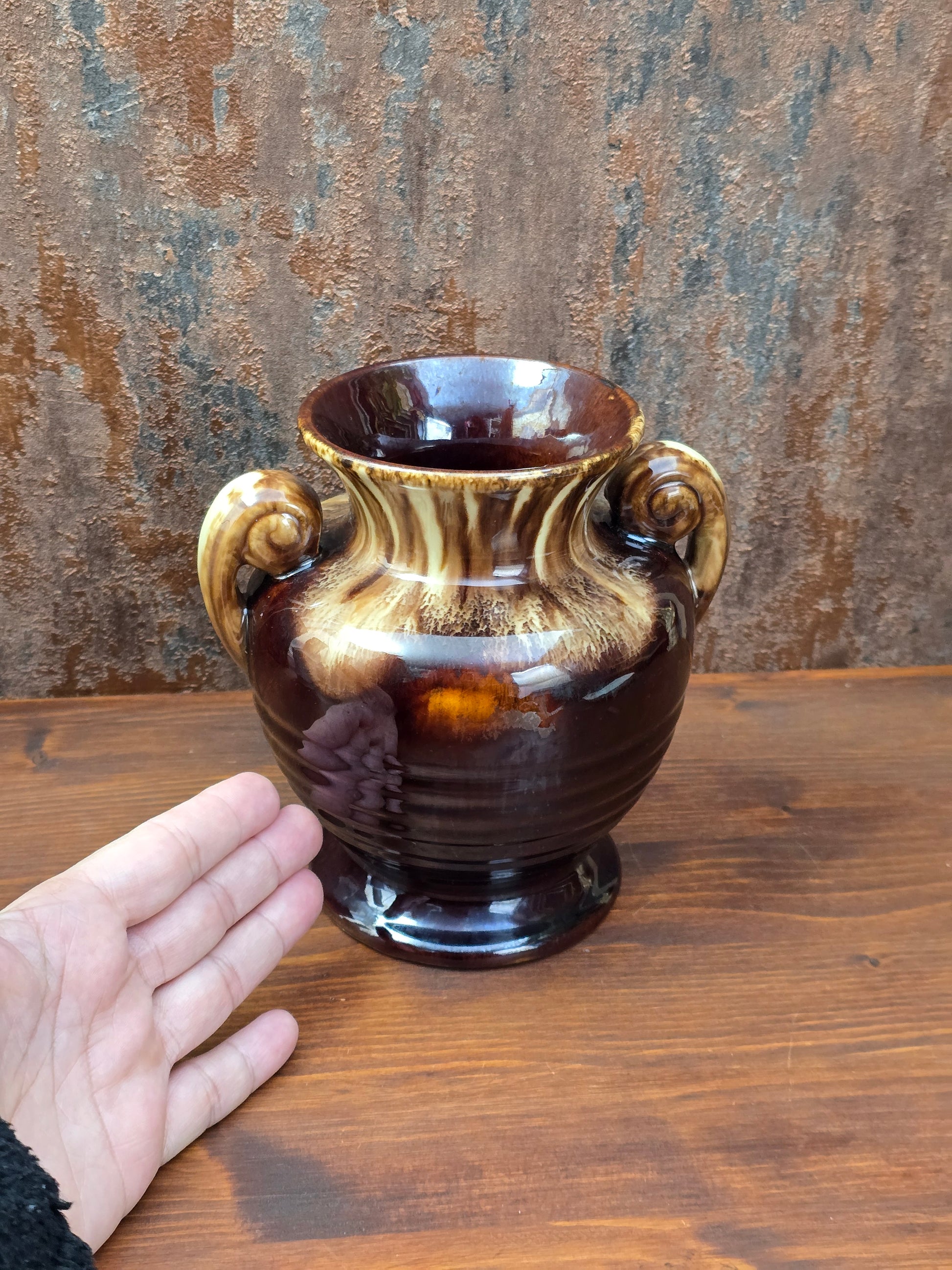 Vintage Jasba Vase aus glasiertem Steinzeug in Braun-Beige mit Laufglasur und zwei Henkeln, 15 cm hoch, dekorativ für Zweige und Trockenblumen.
