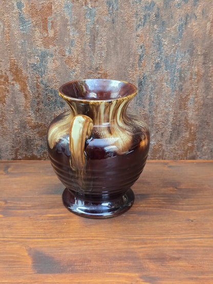 Vintage Jasba Vase aus glasiertem Steinzeug in Braun-Beige mit Laufglasur und zwei Henkeln, 15 cm hoch, dekorativ für Zweige und Trockenblumen.