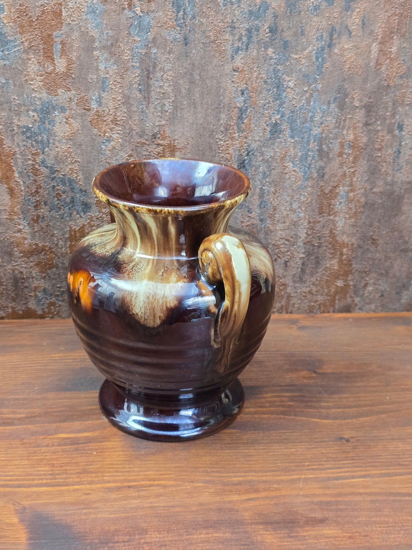 Vintage Jasba Vase aus glasiertem Steinzeug in Braun-Beige mit Laufglasur und zwei Henkeln, 15 cm hoch, dekorativ für Zweige und Trockenblumen.