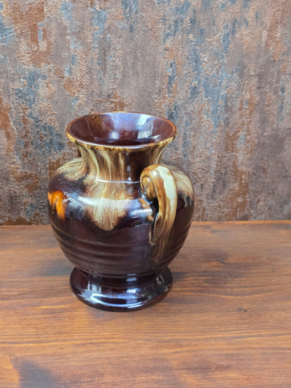 Vintage Jasba Vase aus glasiertem Steinzeug in Braun-Beige mit Laufglasur und zwei Henkeln, 15 cm hoch, dekorativ für Zweige und Trockenblumen.