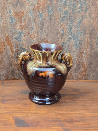 Vintage Jasba Vase aus glasiertem Steinzeug in Braun-Beige mit Laufglasur und zwei Henkeln, 15 cm hoch, dekorativ für Zweige und Trockenblumen.