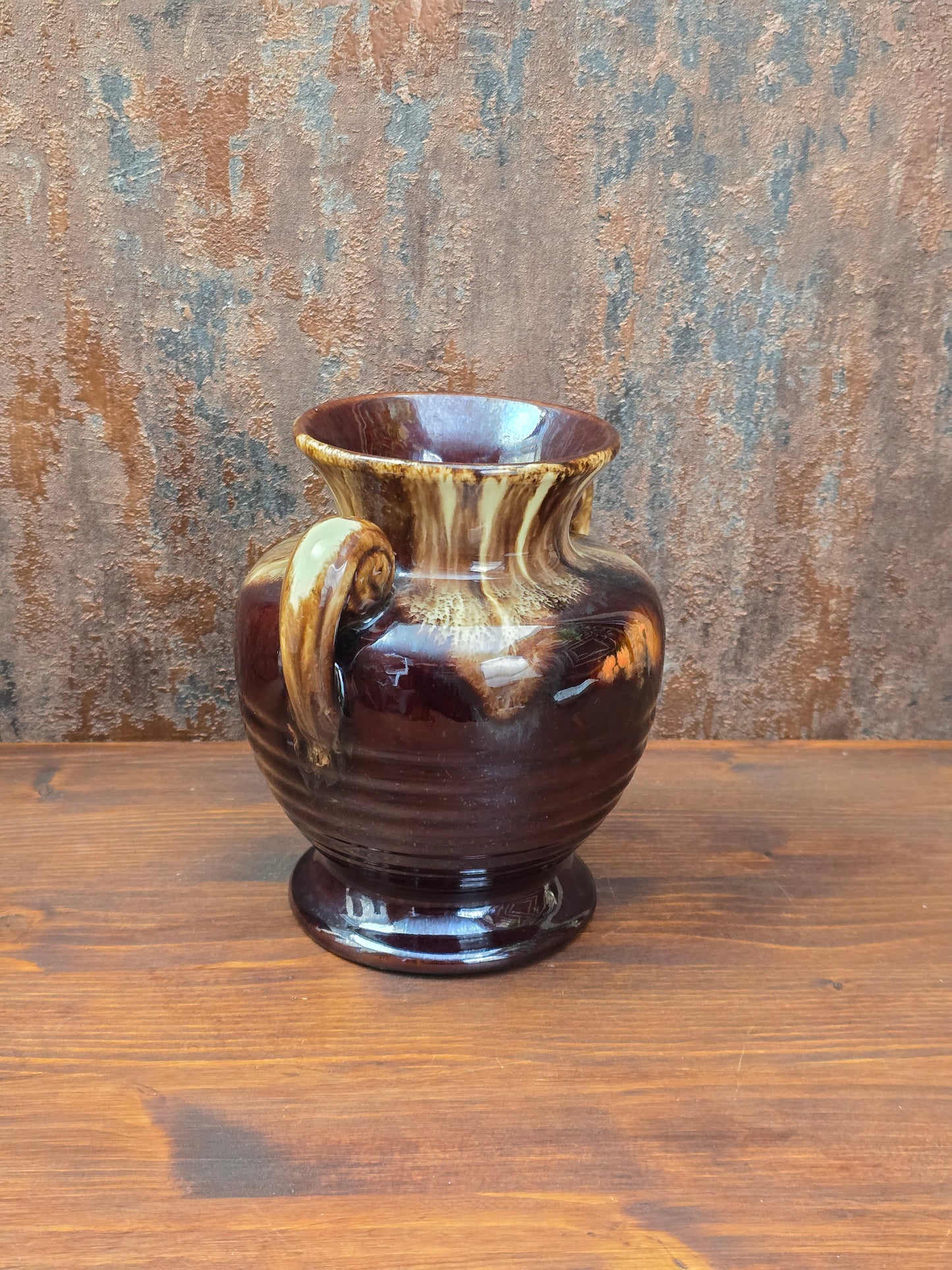 Vintage Jasba Vase aus glasiertem Steinzeug in Braun-Beige mit Laufglasur und zwei Henkeln, 15 cm hoch, dekorativ für Zweige und Trockenblumen.