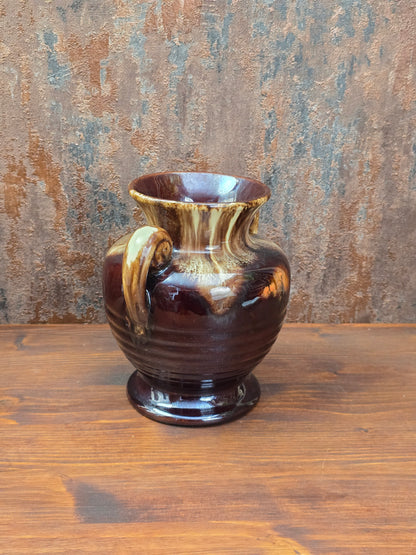 Vintage Jasba Vase aus glasiertem Steinzeug in Braun-Beige mit Laufglasur und zwei Henkeln, 15 cm hoch, dekorativ für Zweige und Trockenblumen.