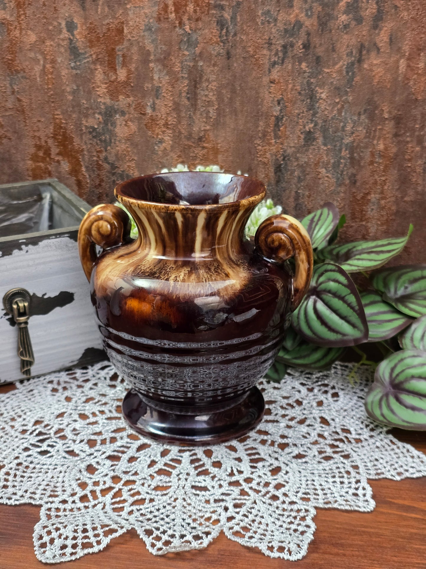 Vintage Jasba Vase aus glasiertem Steinzeug in Braun-Beige mit Laufglasur und zwei Henkeln, 15 cm hoch, dekorativ für Zweige und Trockenblumen.