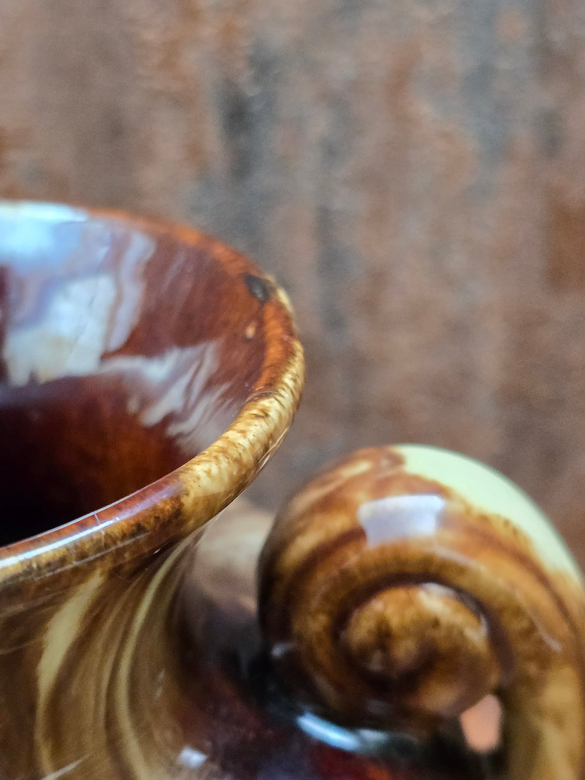 Vintage Jasba Vase aus glasiertem Steinzeug in Braun-Beige mit Laufglasur und zwei Henkeln, 15 cm hoch, dekorativ für Zweige und Trockenblumen.