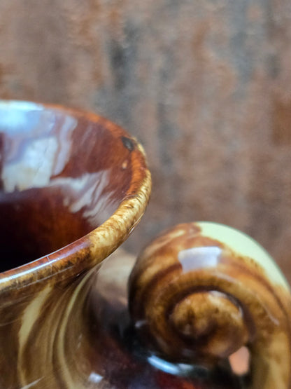 Vintage Jasba Vase aus glasiertem Steinzeug in Braun-Beige mit Laufglasur und zwei Henkeln, 15 cm hoch, dekorativ für Zweige und Trockenblumen.