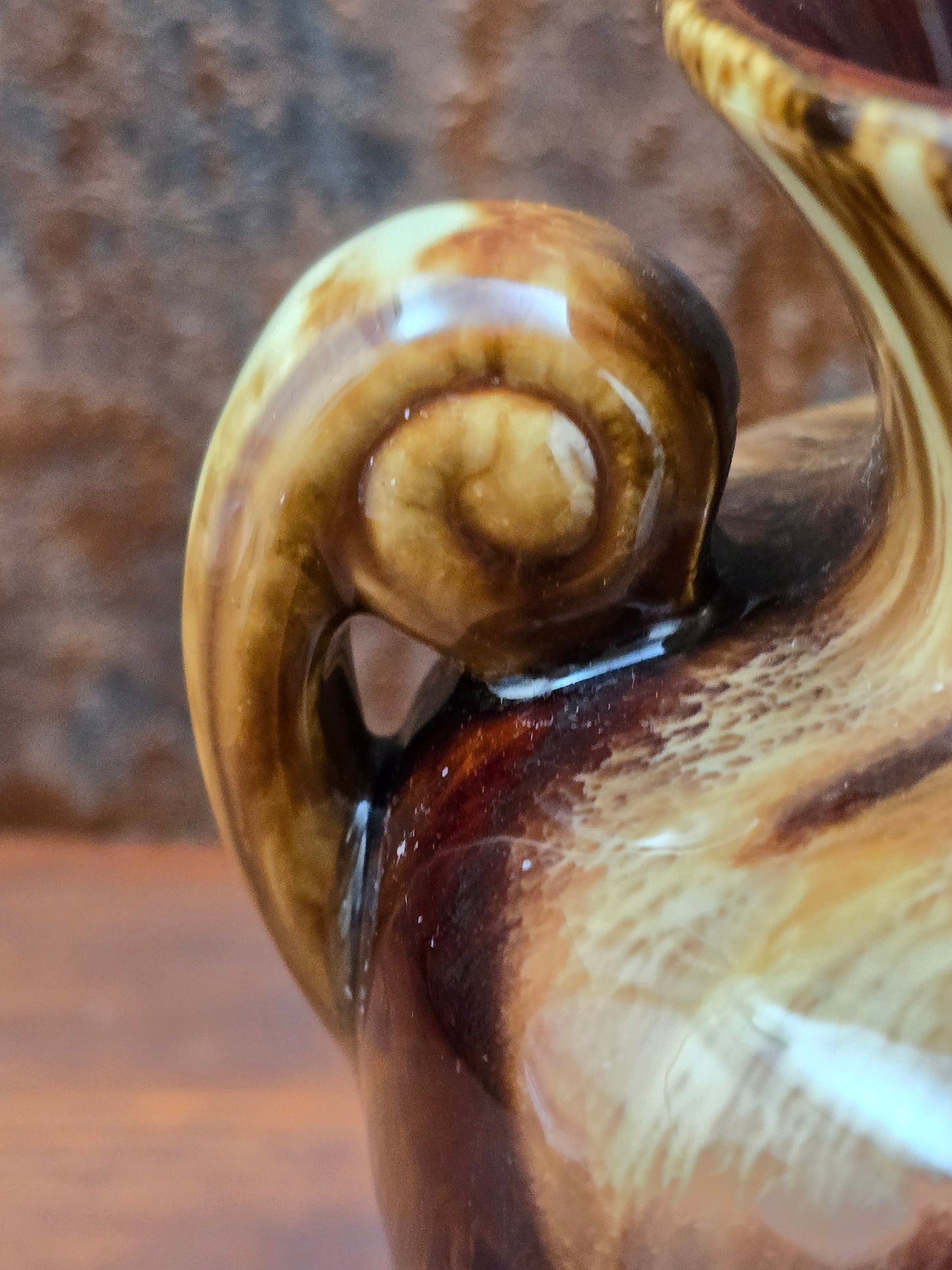 Vintage Jasba Vase aus glasiertem Steinzeug in Braun-Beige mit Laufglasur und zwei Henkeln, 15 cm hoch, dekorativ für Zweige und Trockenblumen.