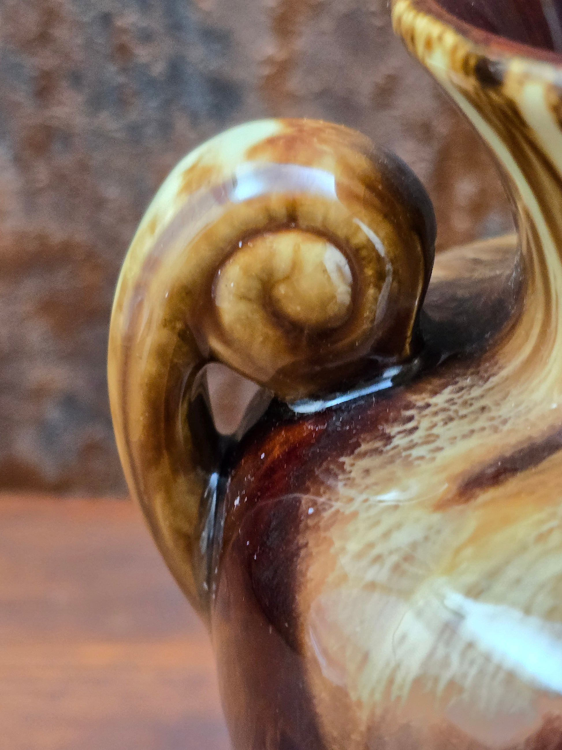 Vintage Jasba Vase aus glasiertem Steinzeug in Braun-Beige mit Laufglasur und zwei Henkeln, 15 cm hoch, dekorativ für Zweige und Trockenblumen.