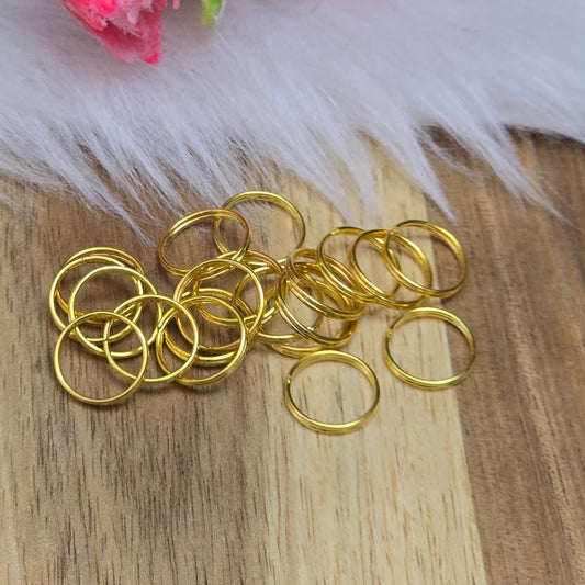 Das Bild zeigt 20 doppelte Binderinge in goldfarbig mit einem Durchmesser von 9,7mm. Die Verbindungsringe sind ein unverzichtbares Zubehör für die Schmuckherstellung. Durch ihre doppelte Wicklung bieten sie eine besonders stabile und sichere Verbindung, sodass Anhänger, Charms und Verschlüsse zuverlässig befestigt bleiben.