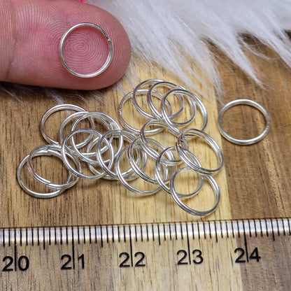 Das Bild zeigt 20 doppelte Binderinge in versilbert mit einem Durchmesser von 9,7mm. Die Verbindungsringe sind ein unverzichtbares Zubehör für die Schmuckherstellung. Durch ihre doppelte Wicklung bieten sie eine besonders stabile und sichere Verbindung, sodass Anhänger, Charms und Verschlüsse zuverlässig befestigt bleiben.