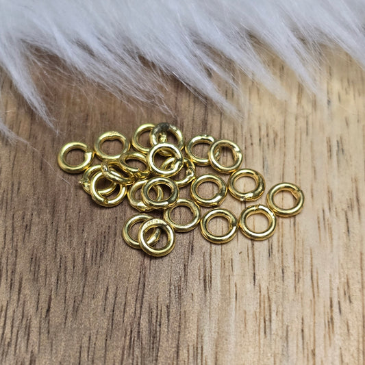 Das Bild zeigt 20 geschlossene Ringel, perfekt für die Schmuckherstellung. Sie eignen sich hervorragend als Ösen zum Anbringen von Verschlüssen an Ketten und Armbänder aus Nylon, wo es wichtig ist, dass die Ringel keinen Spalt haben, damit der Faden nicht vom Ringel springen kann.