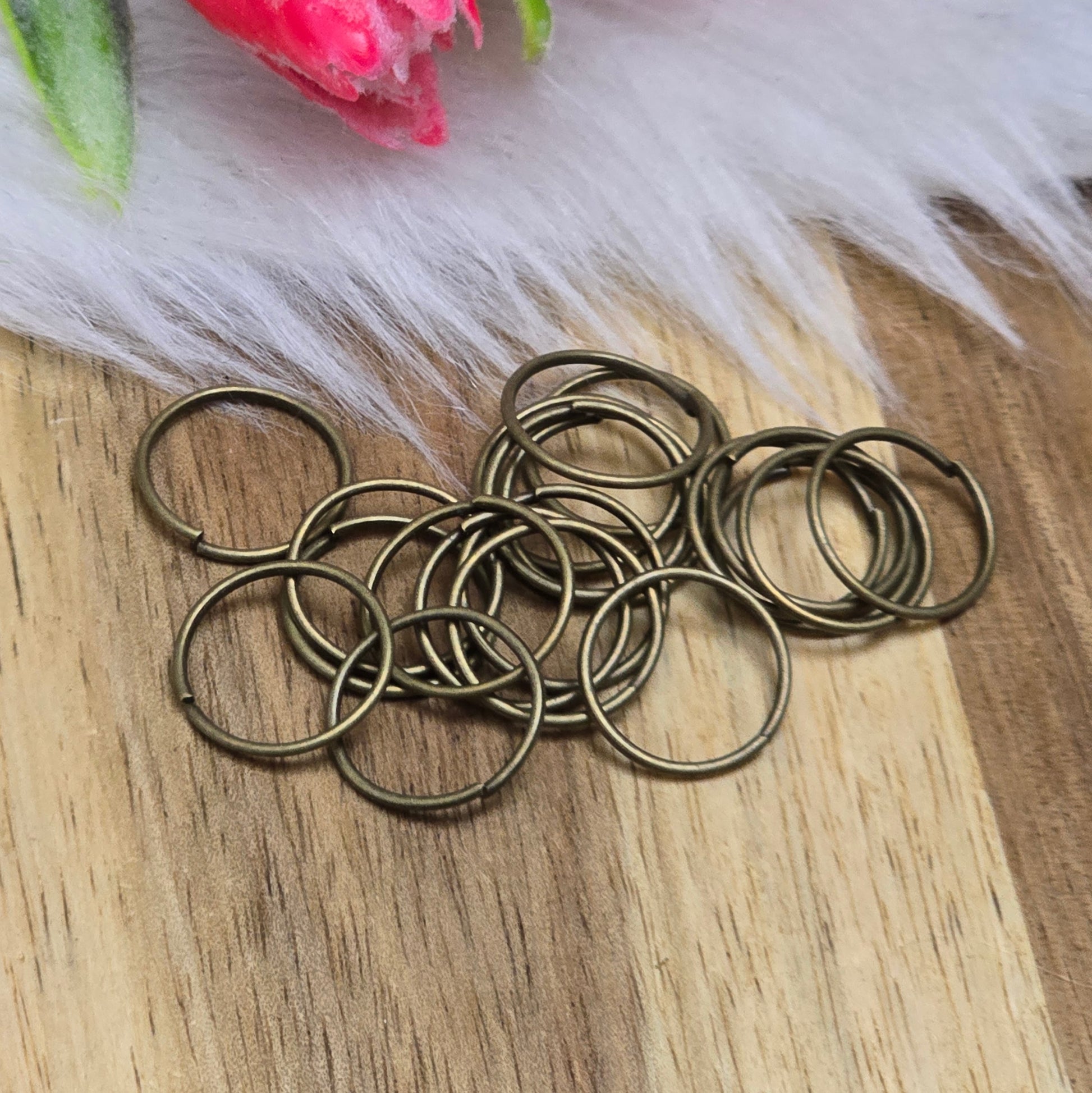 Das Bild zeigt 20 offene Biegeringe in antik bronzefarbig mit einem Durchmesser von 12,3mm. Die Verbindungsringe sind ein unverzichtbares Zubehör für die Schmuckherstellung. Ideal um Charms und Verschlüsse zuverlässig zu befestigen.