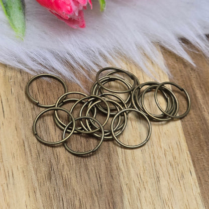 Das Bild zeigt 20 offene Biegeringe in antik bronzefarbig mit einem Durchmesser von 12,3mm. Die Verbindungsringe sind ein unverzichtbares Zubehör für die Schmuckherstellung. Ideal um Charms und Verschlüsse zuverlässig zu befestigen.