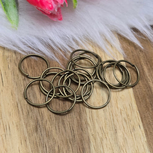 Das Bild zeigt 20 offene Biegeringe in antik bronzefarbig mit einem Durchmesser von 12,3mm. Die Verbindungsringe sind ein unverzichtbares Zubehör für die Schmuckherstellung. Ideal um Charms und Verschlüsse zuverlässig zu befestigen.