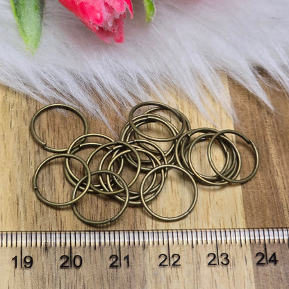 Das Bild zeigt 20 offene Biegeringe in antik bronzefarbig mit einem Durchmesser von 12,3mm. Die Verbindungsringe sind ein unverzichtbares Zubehör für die Schmuckherstellung. Ideal um Charms und Verschlüsse zuverlässig zu befestigen.