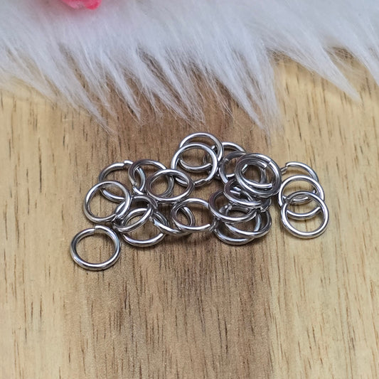 Das Bild zeigt 20 offene Biegeringe in einem dunklen Silberton mit einem Durchmesser von 7mm. Die Verbindungsringe sind ein unverzichtbares Zubehör für die Schmuckherstellung. Ideal um Charms und Verschlüsse zuverlässig zu befestigen.