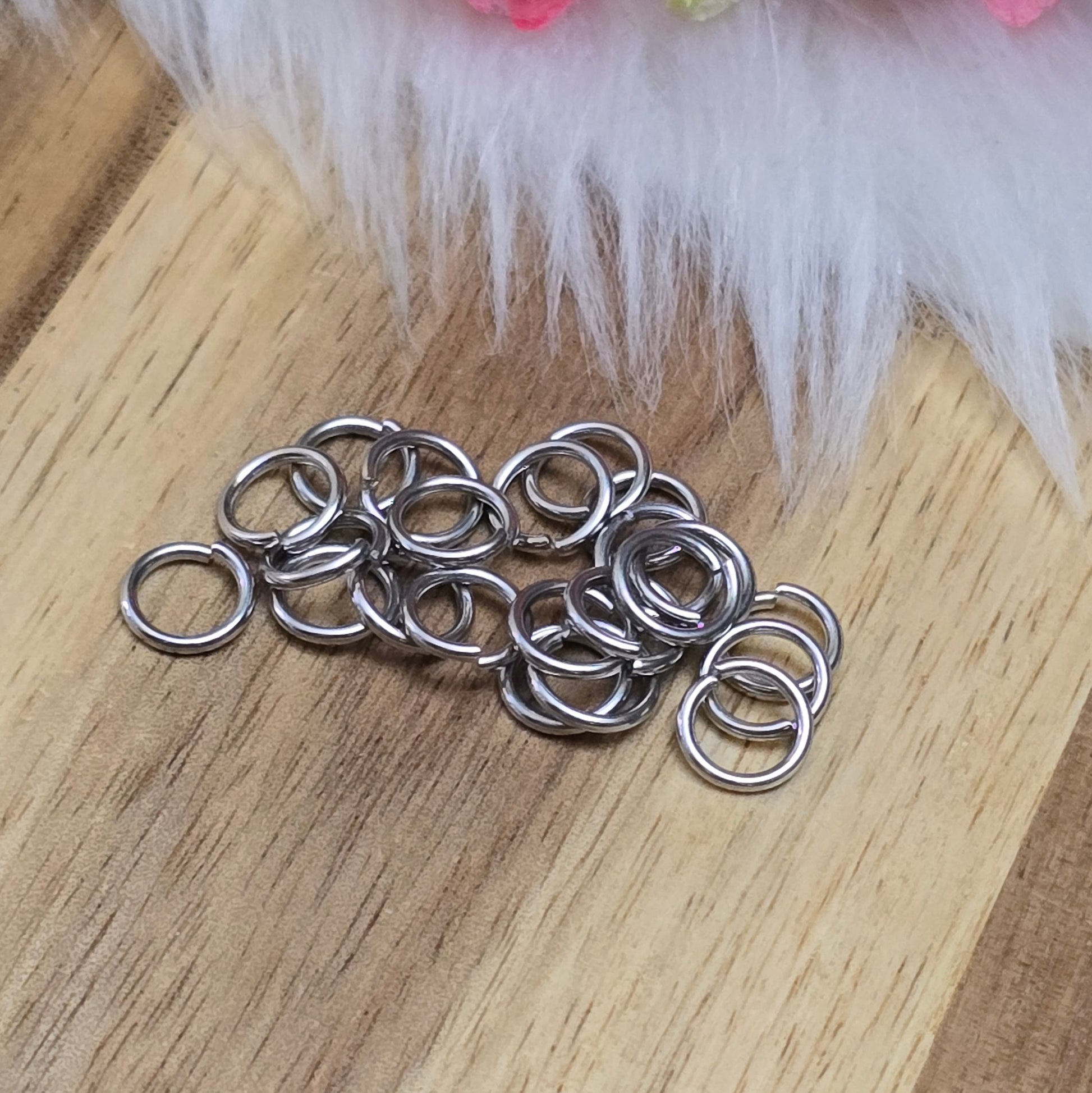Das Bild zeigt 20 offene Biegeringe in einem dunklen Silberton mit einem Durchmesser von 7mm. Die Verbindungsringe sind ein unverzichtbares Zubehör für die Schmuckherstellung. Ideal um Charms und Verschlüsse zuverlässig zu befestigen.