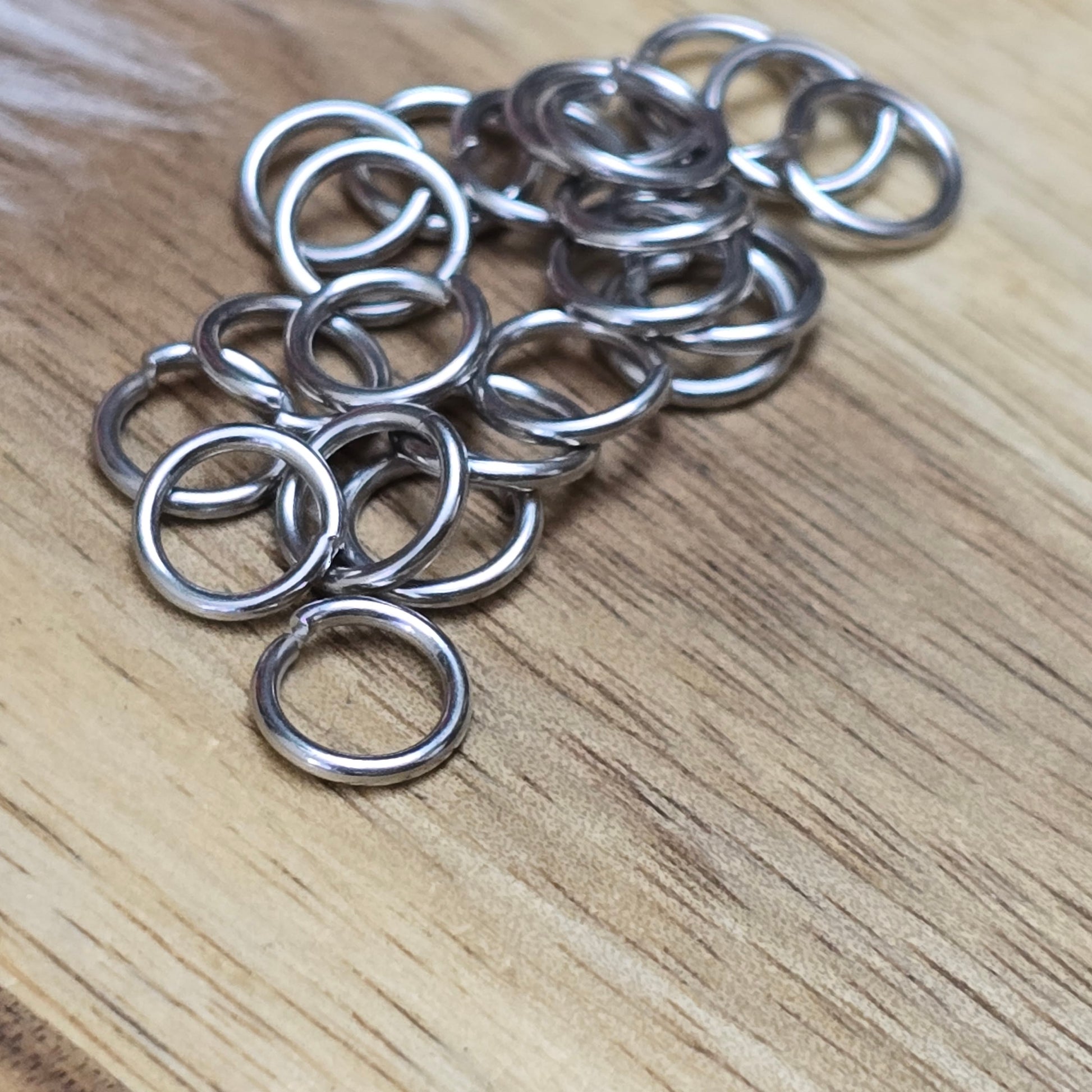 Das Bild zeigt 20 offene Biegeringe in einem dunklen Silberton mit einem Durchmesser von 7mm. Die Verbindungsringe sind ein unverzichtbares Zubehör für die Schmuckherstellung. Ideal um Charms und Verschlüsse zuverlässig zu befestigen.
