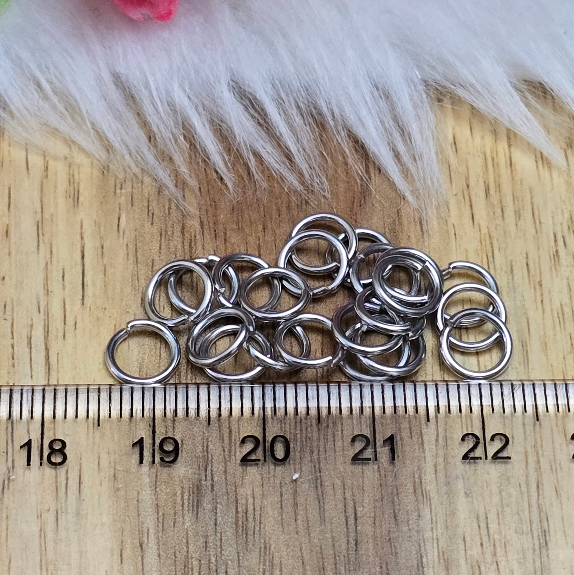 Das Bild zeigt 20 offene Biegeringe in einem dunklen Silberton mit einem Durchmesser von 7mm. Die Verbindungsringe sind ein unverzichtbares Zubehör für die Schmuckherstellung. Ideal um Charms und Verschlüsse zuverlässig zu befestigen.