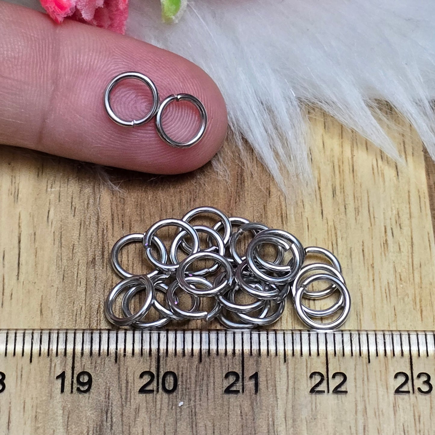 Das Bild zeigt 20 offene Biegeringe in einem dunklen Silberton mit einem Durchmesser von 7mm. Die Verbindungsringe sind ein unverzichtbares Zubehör für die Schmuckherstellung. Ideal um Charms und Verschlüsse zuverlässig zu befestigen.