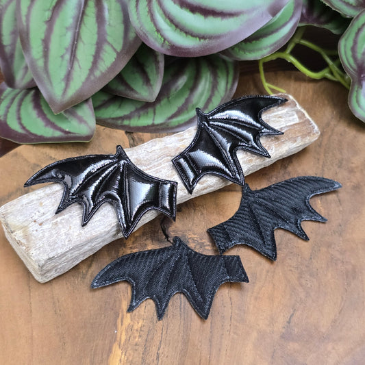 2 Paar Fledermausflügel-Applikation in Schwarz PU-Lack, je 6x3cm. Gepolstert & glänzend für DIY, Kostüme, Schmuck, Deko & Textilverzierung. 4-teiliges Set.