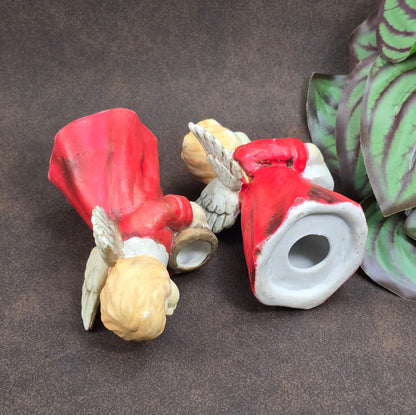 Zwei Vintage Kerzenhalter Engel aus den 1960ern in roter Gießkeramik. Nostalgische Weihnachtsdeko für Adventskranz oder Regal – mit authentischem Retro-Charme.