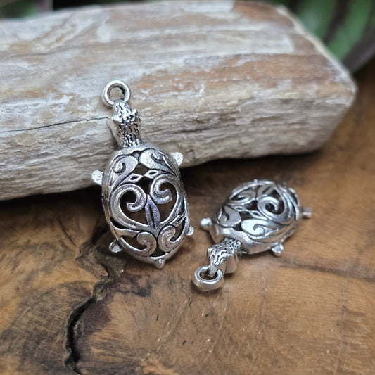 2 filigrane Schildkröten-Anhänger 25mm, antik silberfarben. Ideal für DIY Schmuck, Charms, Ketten, Ohrringe, Taschenanhänger & mehr. Material: Zinklegierung.