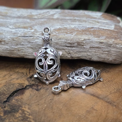 2 filigrane Schildkröten-Anhänger 25mm, antik silberfarben. Ideal für DIY Schmuck, Charms, Ketten, Ohrringe, Taschenanhänger & mehr. Material: Zinklegierung.