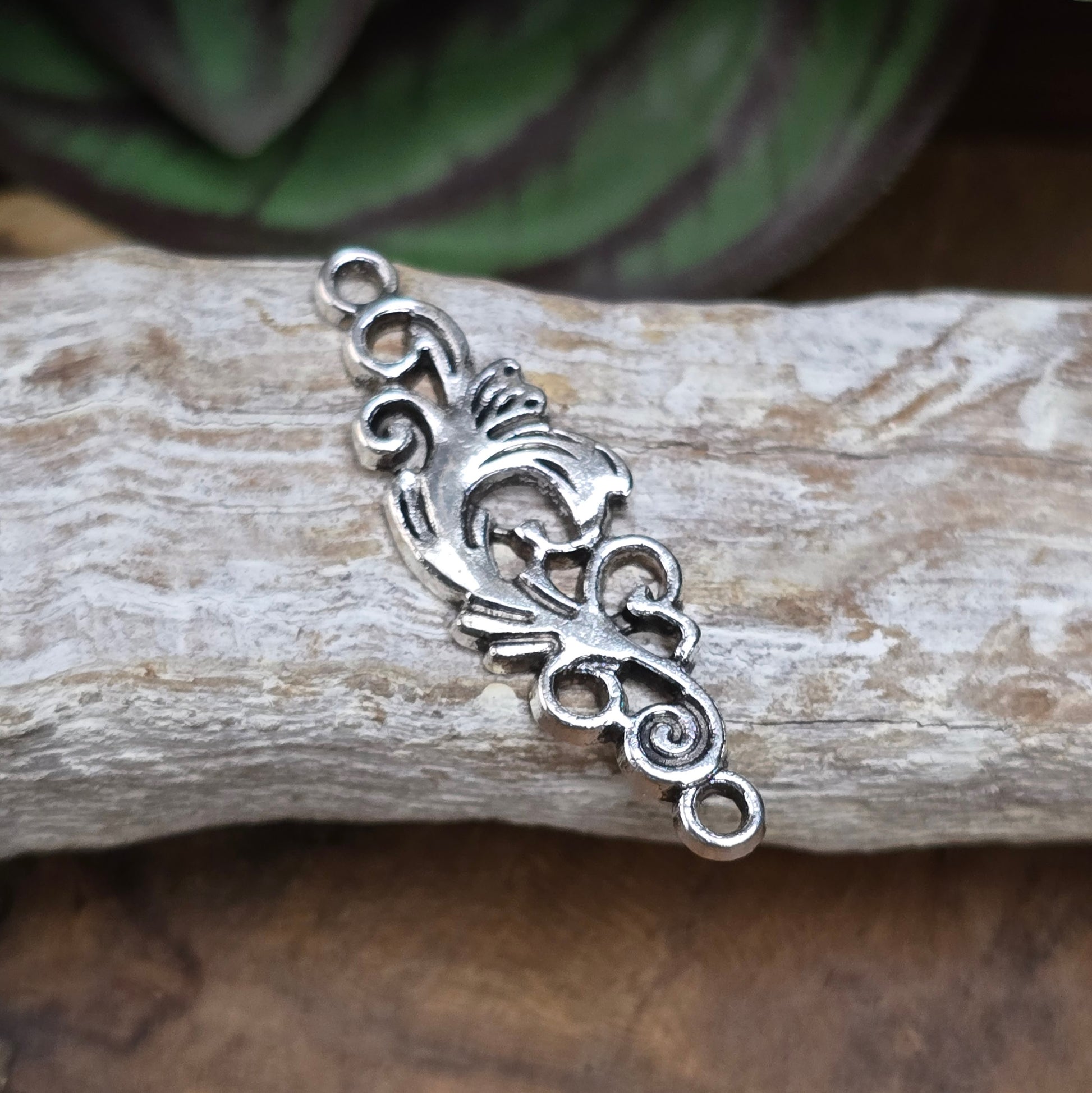 2 gotische Schmuckverbinder im Vintage-Stil – 36 mm – antik silberfarbig. Perfekt für Armbänder, Ketten oder DIY-Deko mit Schnörkel-Look.