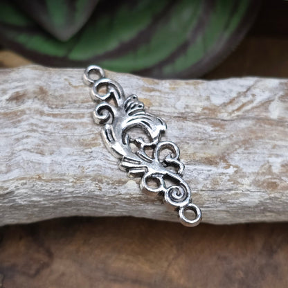 2 gotische Schmuckverbinder im Vintage-Stil – 36 mm – antik silberfarbig. Perfekt für Armbänder, Ketten oder DIY-Deko mit Schnörkel-Look.
