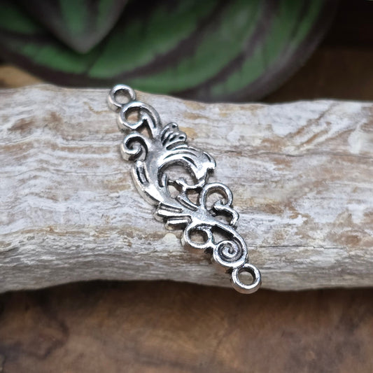 2 gotische Schmuckverbinder im Vintage-Stil – 36 mm – antik silberfarbig. Perfekt für Armbänder, Ketten oder DIY-Deko mit Schnörkel-Look.