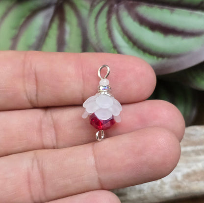 2 handgefertigte Schmuckverbinder mit Blüten, rotem Kristallglas & Strass – 24 mm – für eleganten DIY-Schmuck & romantische Accessoires.