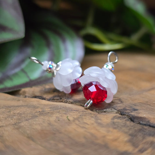 2 handgefertigte Schmuckverbinder mit Blüten, rotem Kristallglas & Strass – 24 mm – für eleganten DIY-Schmuck & romantische Accessoires.