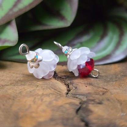 2 handgefertigte Schmuckverbinder mit Blüten, rotem Kristallglas & Strass – 24 mm – für eleganten DIY-Schmuck & romantische Accessoires.