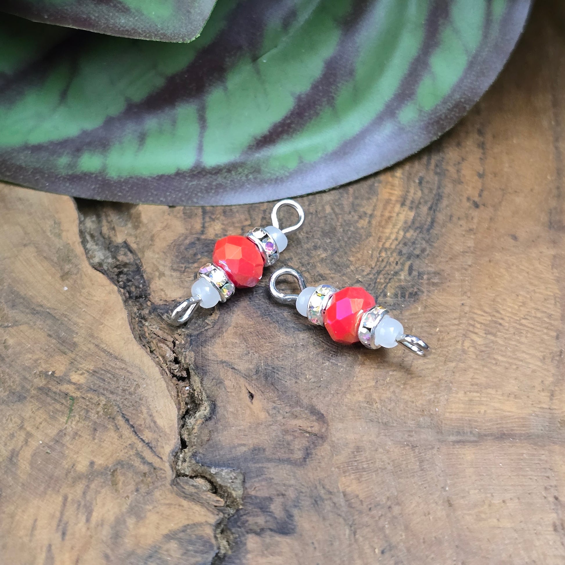 2 handgefertigte Verbinder mit Kristallglasperlen & Strass im Vintage-Stil – perfekt für Ketten, Armbänder oder Ohrringe. Größe: 19 mm. Farbe: Koralle/Weiß/Silber.