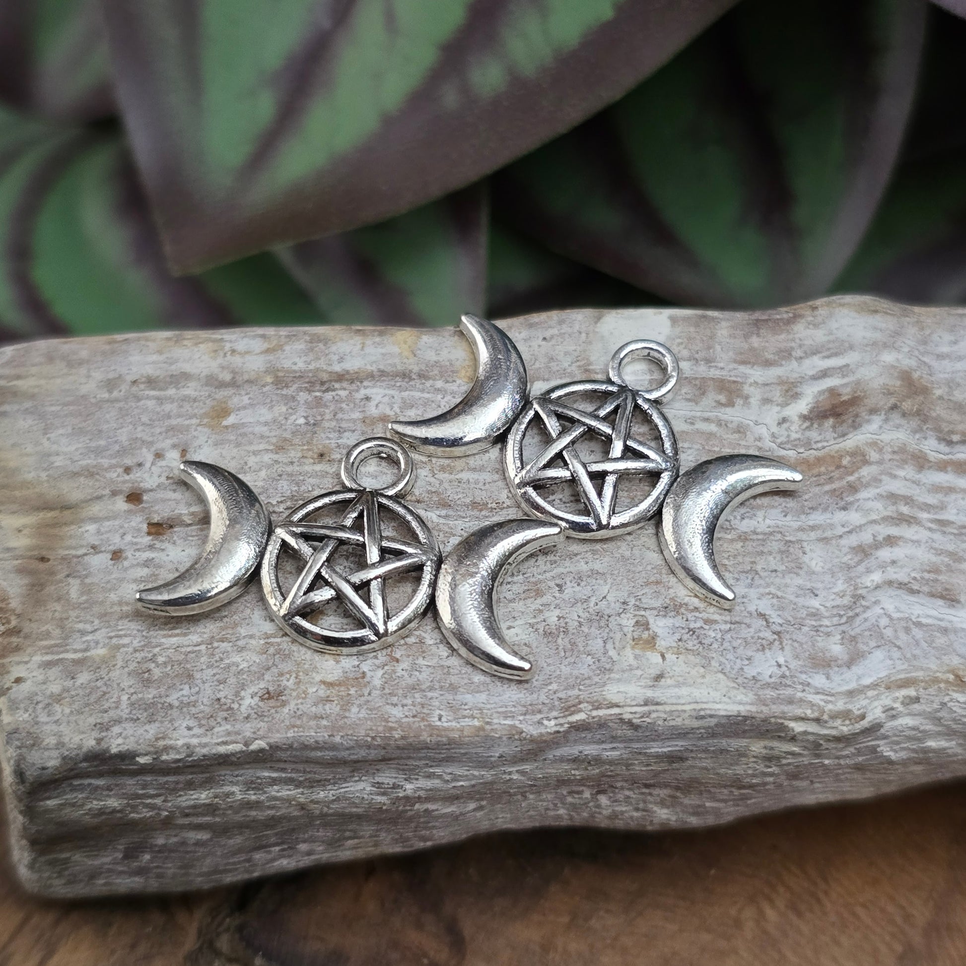2 mystische Anhänger Triple Moon Goddess 13x22mm, antik silberfarben. Ideal für Wicca-Schmuck, Pendel, Ketten, Charms, Haarschmuck, Taschenanhänger & mehr.