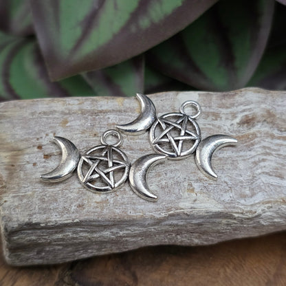 2 mystische Anhänger Triple Moon Goddess 13x22mm, antik silberfarben. Ideal für Wicca-Schmuck, Pendel, Ketten, Charms, Haarschmuck, Taschenanhänger & mehr.