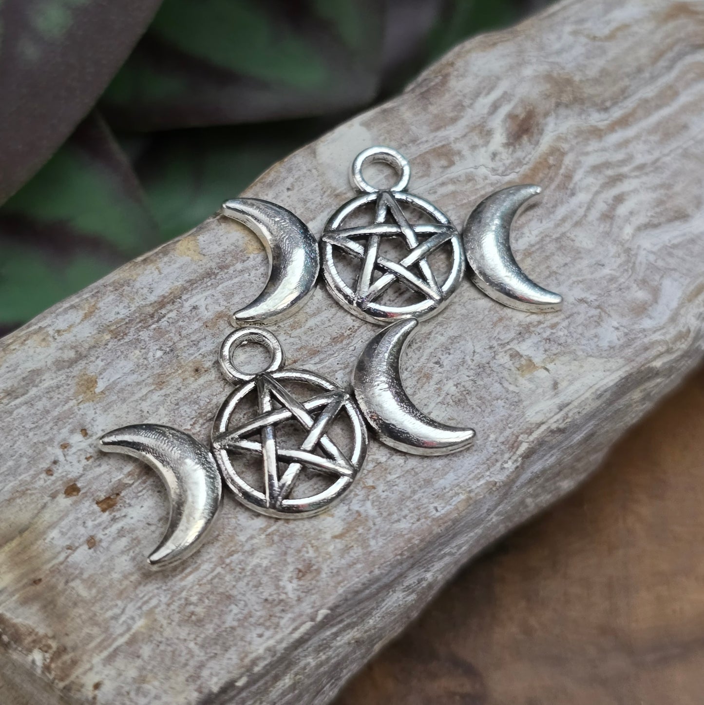 2 mystische Anhänger Triple Moon Goddess 13x22mm, antik silberfarben. Ideal für Wicca-Schmuck, Pendel, Ketten, Charms, Haarschmuck, Taschenanhänger & mehr.